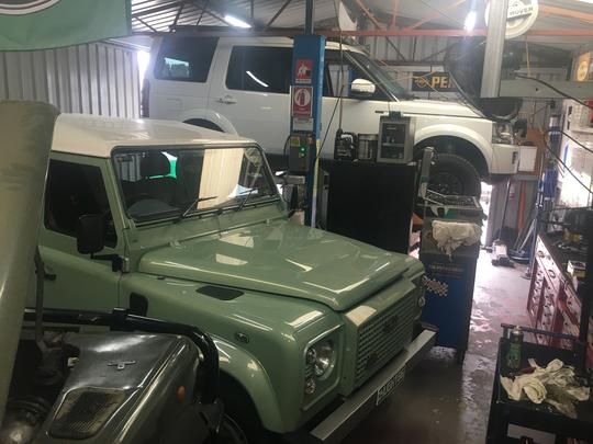 Land Rover Defender TDCi 2.2 (puma), Land Rover Discovery 4 3.0